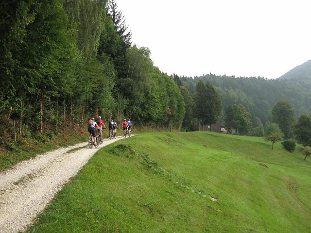 IMG_0675.JPG - Naša četica koraka ...eee, kolesari - strumno in veselo! (še posebno sedaj, ko gre navzdol...)